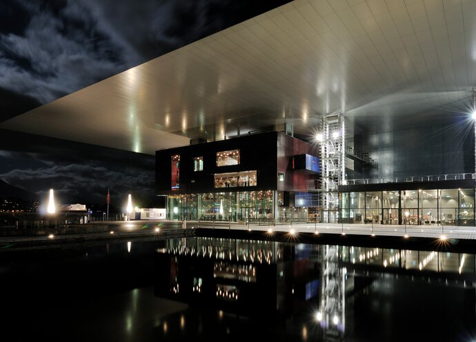 Das KKL Luzern bei Nacht im Mondschein
