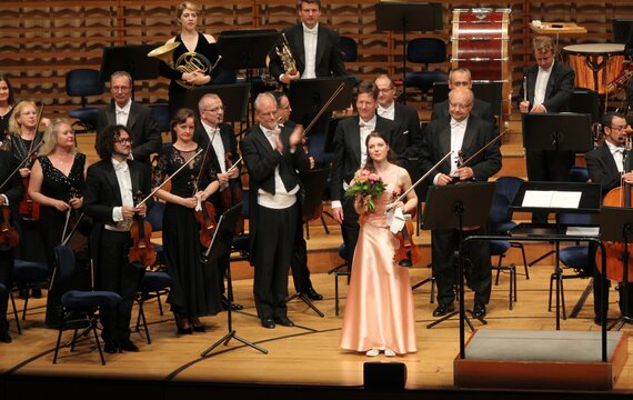 Blumen für Christa-Maria Stangorra am Benefizkonzert von Obrasso Concerts