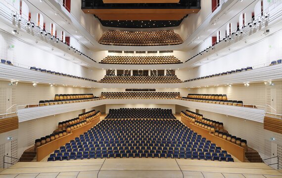Der Konzertsaal im KKL Luzern ist ein imposantes Konzerthaus im Herzen der Schweiz. 
