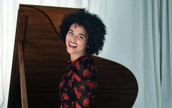 Die Mezzosopranistin Josy Santos debütiert in der Tonhalle Maag Zürich